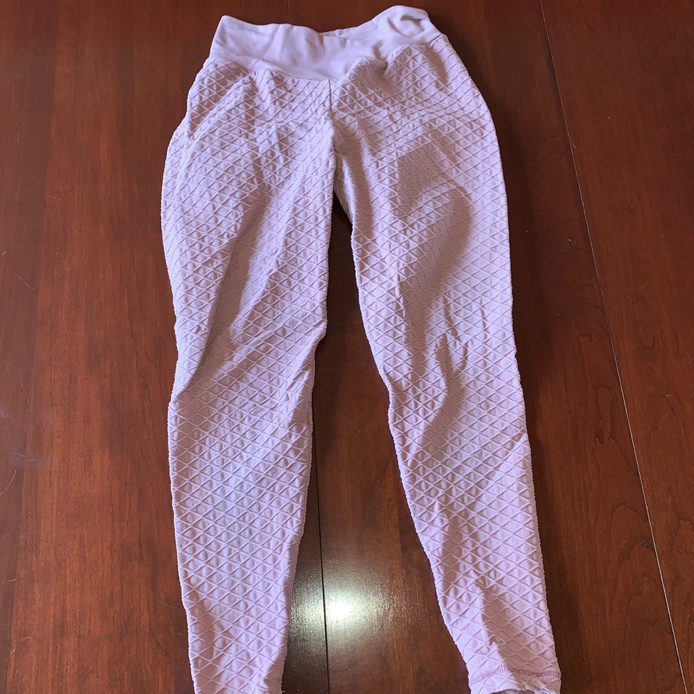 Pink scrunch butt cropped leggings
